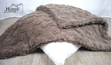 Kuschelfleece Hundedecke 3D Pfötchen braun